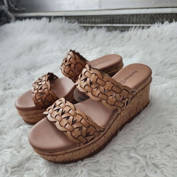 Baretraps Skylar Wedge Sandal. Size 6.5. New. Step into summer with the Skylar - Picture 3 of 6
